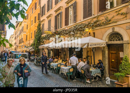 Straßenszene vor Ristorante al 34, über Mario de Fiori 34, Rom, Latium, Italien Stockfoto