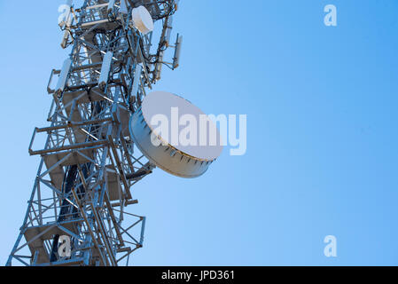 Ein Turm für Fernsehen, Radio und Mobiltelefone auf dem Mount Conobolas bei Orange im Westen von New South Wales, Australien Stockfoto