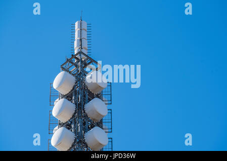 Blick hinauf auf einen Fernseher, Turm Radio und Handy-, an Mt Conobolas in der Nähe von Orange im westlichen NSW, Australien Stockfoto