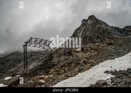 Berglandschaft auf der Olperer Runde Tour und Peter Habeler Weg in den Zillertaler Alpen gesehen hier bei der verlassenen mine nahe der Geraer Hütte Stockfoto