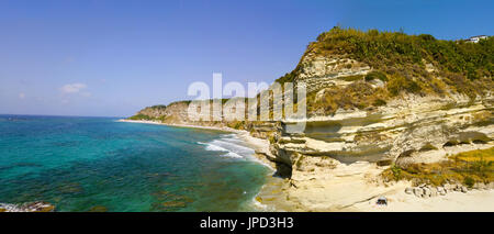 Übersicht über Ricadi Strand, Turm Marino, Vatikanstadt, Vorgebirge Luftbild, Felsen und Sand. Sommerurlaub in Kalabrien, Italien Stockfoto