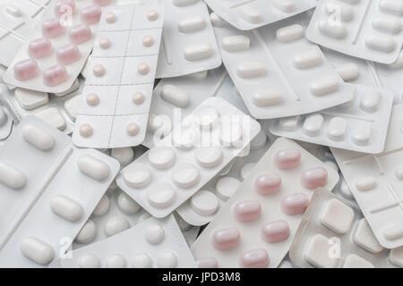 Stapel von Blisterpackungen Tabletten in verschiedenen Formen und Größen. Für Medicare, NHS, Illness Big Pharma, Medikamentenmangel oder Mangel an Medizin. Stockfoto