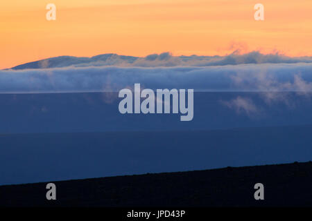 Spektakulären blue layered Bergketten Silhouetten. sunset Landschaft in Island. Stockfoto