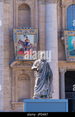 Vatikanstadt, Vatikan - 16. Oktober 2016: Statue St. Peter vor Str. Peters Basilica auf Piazza San Pietro im Vatikan Stockfoto