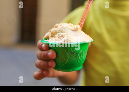 Junge, Essen ein Eis auf der Straße Stockfoto