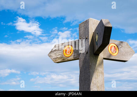 Wales Coast Path Wegweiser und Logo auf Foel Lus im nördlichen Snowdonia National Park. Penmaenmawr, Conwy, North Wales, UK, Großbritannien Stockfoto