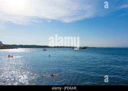 Rosas Bay in Costa Brava und eine Person auf der Foregroung Schnorcheln Stockfoto