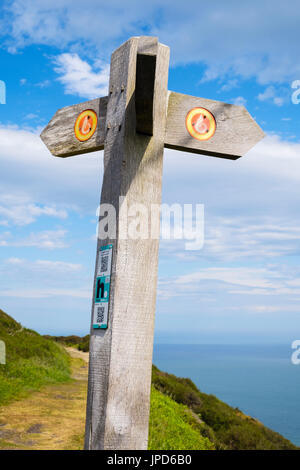 Wales Coast Path Wegweiser mit Logo mit QR-Code oder Quick-Response-Code-Label Geschichte zum Thema Foel Lus im nördlichen Snowdonia Wales UK Stockfoto