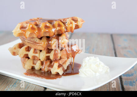 Karamel Waffeln mit Schlagsahne Stockfoto