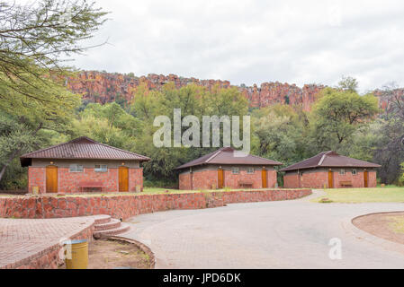 WATERBERG PLATEAU Nationalpark, NAMIBIA - 19. Juni 2017: Chalets im Rest Camp im Waterberg Plateau Nationalpark mit dem Plateau in den Rücken Stockfoto