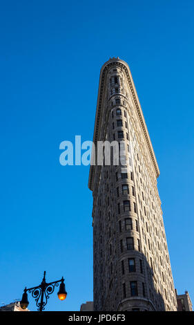 Suchen von 5th Avenue an der dreieckigen Form des Flatiron Building Stockfoto