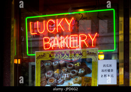 Ein roter Neon-Schild im Fenster Glück Bäckerei in Chinatown in New York City Stockfoto