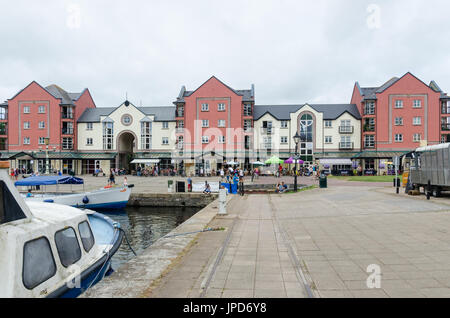 Geschäfte und Restaurants auf dem Kai am Ufer des Flusses Exe in Exeter, Devon Stockfoto