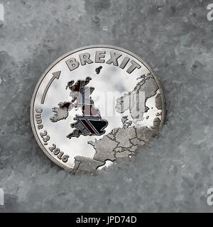 Europa verlassen. Brexit-Silbermünze mit britischen Karte auf das Salz. Stockfoto