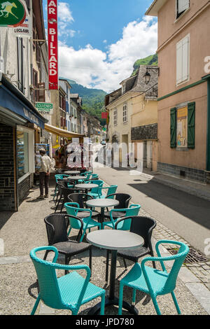 Café Terrasse, Tische und Stühle - Laruns, Pyrénées-Atlantiques, Frankreich. Stockfoto