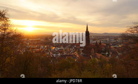 Romantische Abendstimmung über der Stadt Freiburg Im Breisgau vom Kanonenplatz mit tollen Blick über die Stadt Stockfoto