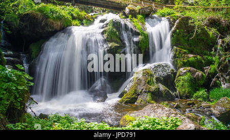 Schwarzwald - Triberger Wasserfall bei Sonnenschein mit einer Brücke Stockfoto