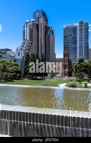 Wolkenkratzer und der St. Patrick Kirche von der Parkanlage Yerba Buena Gärten gesehen Stockfoto