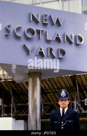 Ein Polizist steht neben dem Zeichen außerhalb der ehemaligen New Scotland Yard Gebäude, befindet sich in Victoria, London. England, UK, ca. 80er Jahre Stockfoto