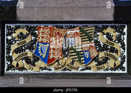Wappen von Königin Victoria und Prinz Albert auf der Brüstung der Westminster Bridge, London, Greater London, England, UK Stockfoto