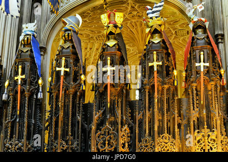 Trophäen & Wappen der Most Honourable Order des Bades auf Vordächer oben Stände in der Henry VII Kapelle Westminster Abbey. London. England. UK Stockfoto