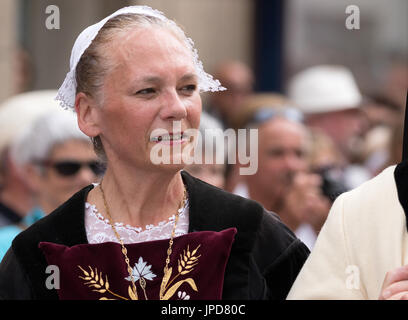 Eine ältere Dame in der traditionellen Tracht in einer Parade für die Fete des Bordeuses, Pont l'Abbe, Bigouden, Finistere, Bretagne Frankreich Europa gekleidet Stockfoto