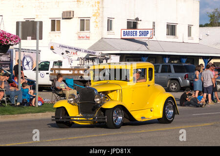 Maßgeschneiderte Street Rod beteiligt sich an der jährlichen Cruz-In Parade durch Montague, Michigan für alte Autos und Lastwagen. Stockfoto