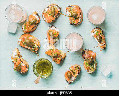 Crostini mit geräuchertem Lachs und rosa Grapefruit Cocktails, flach-lay Stockfoto