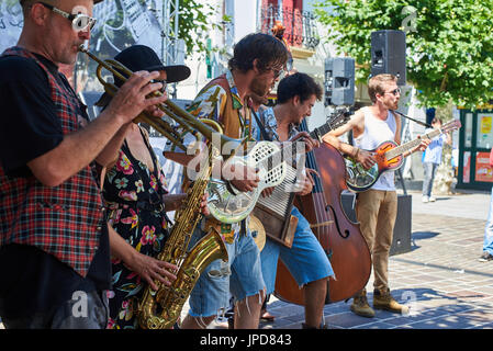 Hondarribia, Spanien - 16. Juli 2017. A Street Band in einer Straße von Hondarribia (Fuenterrabia) in Gipuzkoa, Baskenland, Spanien. Stockfoto