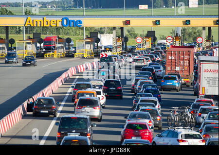 Große Autos zu Station auf der Autostrada A1 läuten genannt Amber Autobahn (Autostrada Bursztynowa) in Rusocin, Polen. 18. Juni 2017 © Wojciech Strozyk / Al Stockfoto