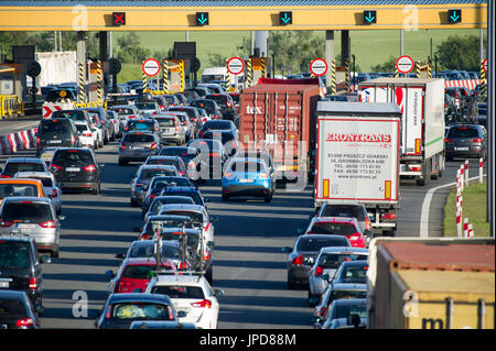 Große Autos zu Station auf der Autostrada A1 läuten genannt Amber Autobahn (Autostrada Bursztynowa) in Rusocin, Polen. 18. Juni 2017 © Wojciech Strozyk / Al Stockfoto