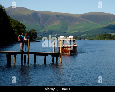 Junges Paar wartet auf den Start, derwentwater, den Lake District, Cumbria, Großbritannien Stockfoto