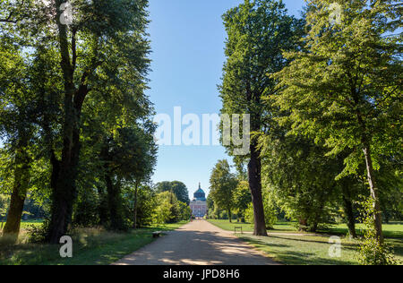 Park Sanssouci. Die Hauptalle Blick in Richtung Neues Palais, Potsdam, Brandenburg, Deutschland Stockfoto