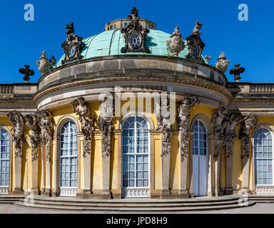 Südfassade von Schloss Sanssouci, Park Sanssouci, Potsdam, Brandenburg, Deutschland Stockfoto