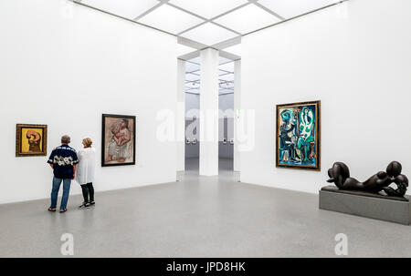 Innenraum der Pinakothek der Moderne Kunstgalerie, München, Bayern, Deutschland Stockfoto