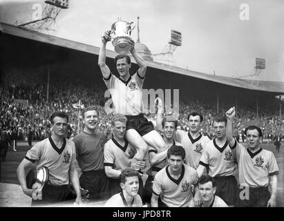 Die Finalsieger des FA Cup 1960, Wolverhampton Wanderers, wobei Kapitän Bill Slater den Pokal hielt. 1960 FA Cup Gewinner Wolverhampton Wanderers bei Wembley 7/5/60 Kapitän Bill Slater hält den Pokal mit stehenden LtoR Gerry Harris, Malcolm Finlayson, Ron Flowers, Peter Broadbent, Eddie Clamp, George Showell, Norman Deeley. Knien Von Barry Stobart, Des Horne, Jimmy Murray. Wolves FA Cup gewinnt das Wembley Stadium Stockfoto