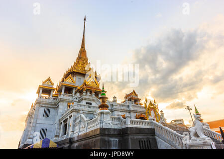 Bangkok, Thailand - 22. Juli 2017: Twilight Ansicht der buddhistische Tempel Wat Trimitr Vityaram Voravihahn des goldenen Buddha in Chinatown oder Yaowarat Bereich Stockfoto