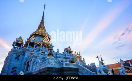 Bangkok, Thailand - 22. Juli 2017: Twilight Ansicht der buddhistische Tempel Wat Trimitr Vityaram Voravihahn des goldenen Buddha in Chinatown oder Yaowarat Bereich Stockfoto