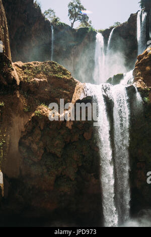 Low Angle View der Ouzoud Wasserfälle, einem großen waterfal im Atlasgebirge in Marokko. Stockfoto