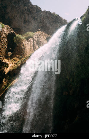 Low Angle View der Ouzoud Wasserfälle, einem großen waterfal im Atlasgebirge in Marokko. Stockfoto