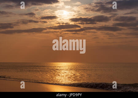 Sonnenuntergang am Strand von Cabo Ledo, Angola. Stockfoto