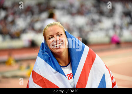 Hannah Cockroft feiert mit einem Union Jack-Flagge nach dem Gewinn des 400m T34 Rollstuhls in Para der Leichtathletik-Weltmeisterschaft in London Stadium Stockfoto