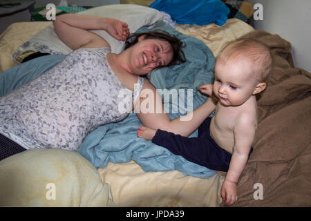Mutter und Kind glücklich im Bett Stockfoto