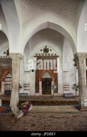 Pilger an der Shait Gumbad sechzig-Kuppel-Moschee, Bagerhat, Bangladesch Stockfoto