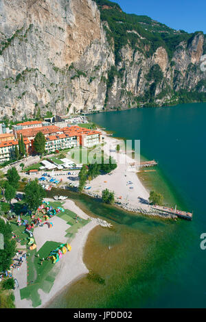 LUFTAUFNAHME. Kitesurfing-Drachen, die für Wassersportler am idyllischen Ort Campione del Garda vorbereitet werden. Gardasee, Lombardei, Italien. Stockfoto