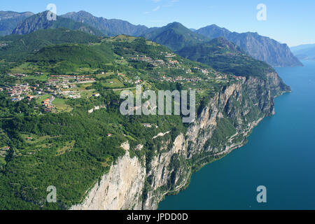 LUFTAUFNAHME. Malerisches Dorf mit Blick auf den Gardasee von seiner erhöhten Terrasse. Tremosine Sul Garda, Provinz Brescia, Lombardei, Italien. Stockfoto