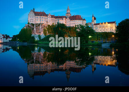 Schloss Sigmaringen bei Dämmerung mit seiner Spiegelung auf der Donau. Baden-Württemberg, Deutschland. Stockfoto