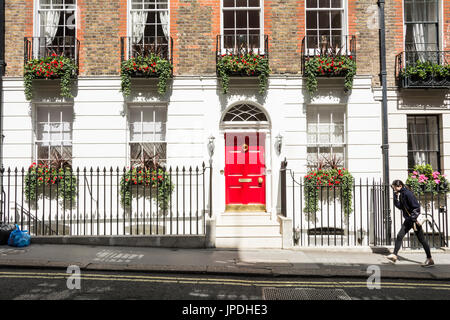 Eine Frau vorbei Georgischen Gehäuse auf Craven Street in London, WC2, UK Stockfoto