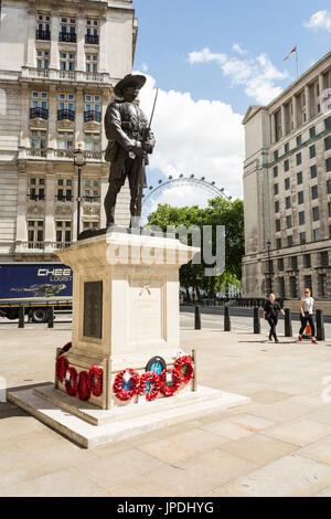 Das Denkmal für die Brigade von Gurkhas auf Horse Guards Avenue, Whitehall, Westminster, London, SW1, UK Stockfoto