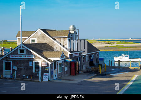 Auf Cape Cod gleitet ein Boot vorbei an der Chatham-Pier-Fischmarkt. Stockfoto